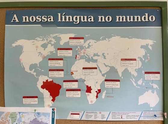 Map highlighting Portuguese-speaking countries worldwide, labeled with their respective area sizes, populations, and capitals. The title reads "A nossa língua no mundo."