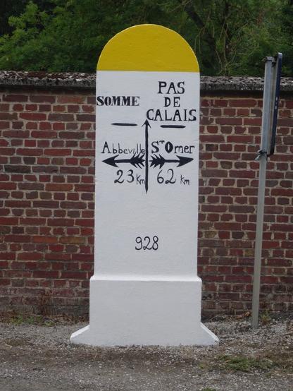 Borne routière indiquant le passage du département de la Somme à celui du Pas-de-Calais