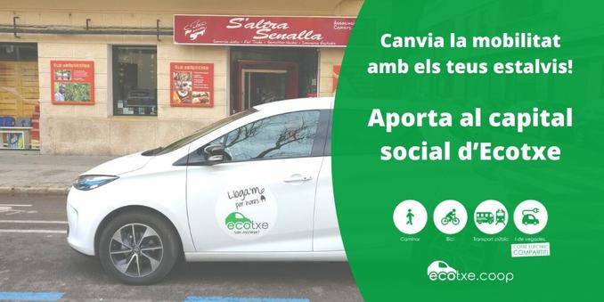 Cartell amb la crida a aportar al capital social d'Ecotxe. De fons hi ha una foto amb un Ecotxe i la botiga de S'Altra Senalla.