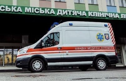 Symbolbild: Rettungswagen vor einem Krankenhaus in der Ukraine.
