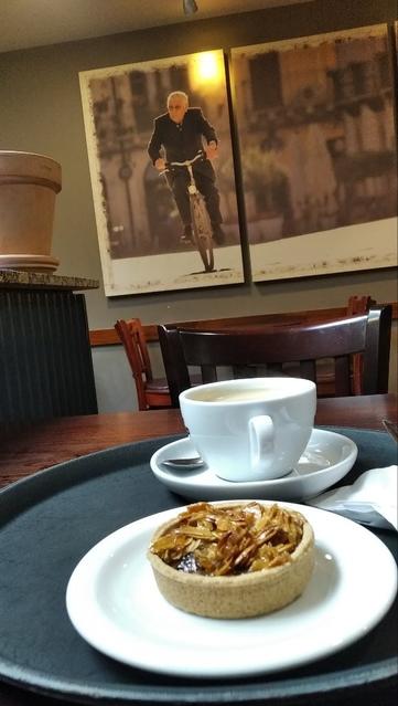 Café americain, mince pie amaretto et image de vélo