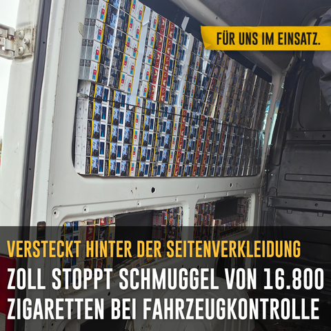 Bild: Der mit Zigaretten gefüllte Hohlraum hinter der Seitenverkleidung des kontrollierten Transporters.
Text: Versteckt hinter der Seitenverkleidung / Zoll stoppt Schmuggel von 16.800 Zigaretten bei Fahrzeugkontrolle