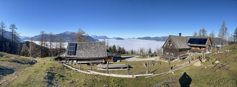 Bergpanorama zwischen 2 Berghütten hindurch aufs Nebelmeer