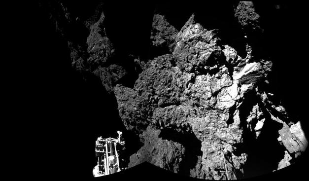 Première image de la caméra CIVA de Philae. L’un des trois pieds de l’atterrisseur est visible au premier plan. L’image est une mosaïque de deux images. (© ESA / Rosetta / Philae / CIVA)