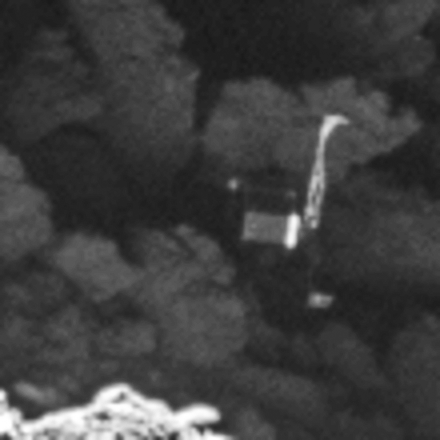 Image traitée de la caméra OSIRIS de la sonde ROSETTA prise le 2 Septembre 2016 à une distance de 2,7 km. Ici zoom sur Philae. L’échelle de l’image est d’environ 5 cm / pixel (© ESA/Rosetta/MPS for OSIRIS Team MPS/UPD/LAM/IAA/SSO/INTA/UPM/DASP/IDA)