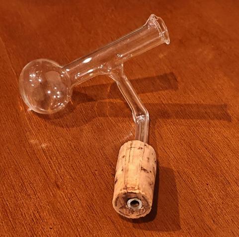 Un bouchon doseur de Pastis que j'ai réalisé en cours de souffleur de verre au chalumeau, il y a bien longtemps (1983 ou 1984...) dans un lycée parisien.