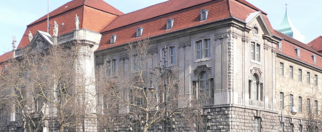 Gebäude des OVG in der Hardenbergstraße 31, erbaut 1905–1907 als Preußisches Oberverwaltungsgericht
Georg Slickers, CC BY-SA 2.5 <https://creativecommons.org/licenses/by-sa/2.5>, via Wikimedia Commons; Georg Slickers - Selbst fotografiert.

Hardenbergstraße 31, Berlin-Charlottenburg, Deutschland – Gesamtansicht, Oberverwaltungsgericht (OVG) Berlin-Brandenburg, bis 2002 Sitz des Bundesverwaltungsgerichts, ehemaliges Preußisches OVG; erbaut 1905-1907 nach Entwurf von Paul Kischke 1904