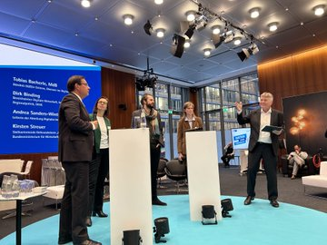 Gespräch auf dem Podium.