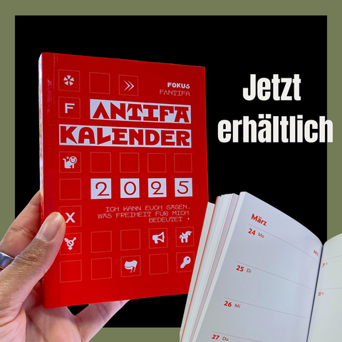 Auf dem Bild hält eine Hand den Antifaschistischen Taschenkalender 2025 in die Kamera. Das Cover ist knallrot mit heller Schrift. Rechts daneben steht in weißer Schrift: "Jetzt erhältlich", Unten Rechts sieht man ein kleinen Einblick in das Innere des Kalenders.