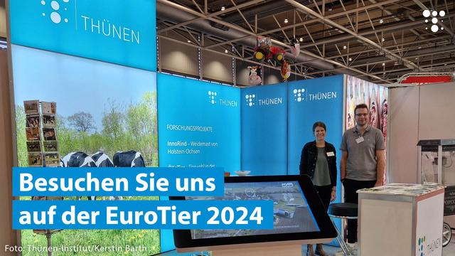Messestand des Thünen-Instituts auf der EuroTier 2024. Zwei Personen stehen lächelnd vor einer blauen Hintergrundwand mit dem Thünen-Logo. Ein großer Bildschirm auf einem Standfuß zeigt eine Darstellung eines landwirtschaftlichen Geländes. Über dem Stand hängt ein Modelltraktor in der Luft. Im Vordergrund steht ein blauer Kasten mit der Aufschrift 'Besuchen Sie uns auf der EuroTier 2024'. Unten links wird das Foto dem Thünen-Institut und Kerstin Barth zugeschrieben.