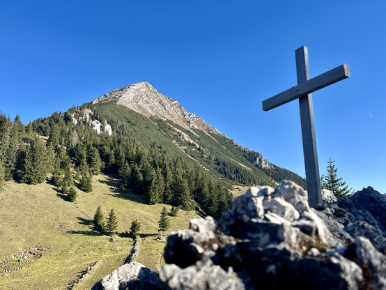 Bergpanorama mit Blick endlang des steilen Grats zum Gipfel