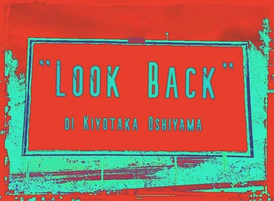 L'immagine digitale riproduce un cartellone pubblicitario stradale con la scritta "Look Back di Kiyotaka Oshiyama".