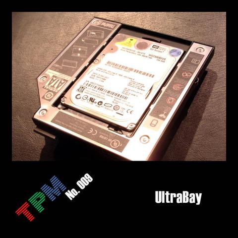 Das Cover der Podcast-Episode: es zeigt einen UltraBay Festplatten-Adapter, darum sind das Podcast-Logo sowie die Episoden-Nummer (009) und der Titel (UltraBay) zu sehen.