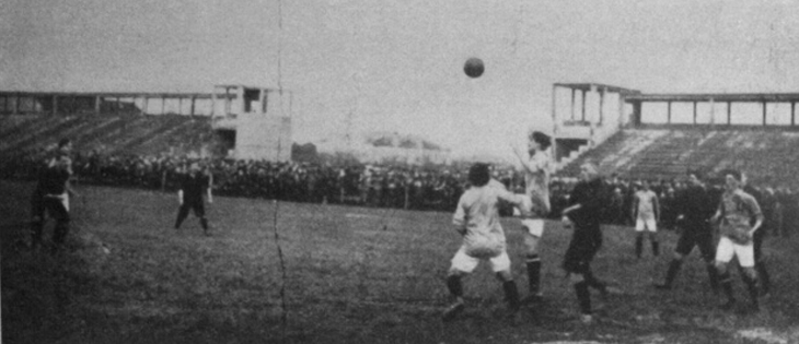 La fotografia, tratta da "Lo sport Illustrato" raffigura una fase dell'incontro disputato a Torino il 1° maggio 1913 tra l'Italia e il Belgio, con il capitano Milano I impegnato in una fase di gioco.
Vince l'Italia 1 a 0 grazie alla rete segnata da Ara al 57°.
