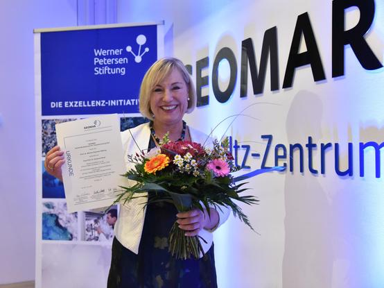 Professor Dr Susanne Neuer has been awarded the 31st Excellence Professorship of the Prof. Dr Petersen Foundation, worth 20,000 euros. The prize is combined with a guest stay at GEOMAR in Kiel.