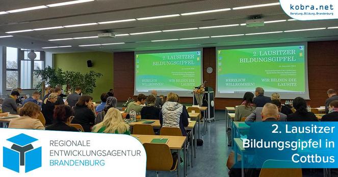 Tagungsraum des 2. Lausitzer Bildungsgipfels in Cottbus mit verschiedenen Teilnehmenden.