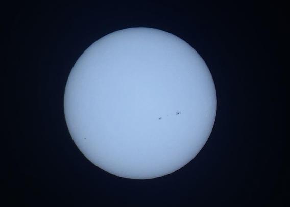 De foto, eerder vandaag gemaakt, laat de Zon zien. Er zijn een paar donkere vlekjes te zien. Dat zijn zogeheten zonnevlekken. Ze zijn een aanwijzing voor activiteit op de zon. Het is er dus betrekkelijk rustig.