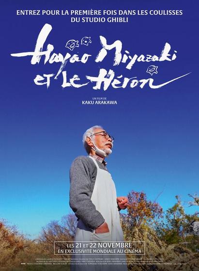 Affiche du film, illustrée d’un portrait de Miyazaki (photo) sur fond de paysage et ciel bleu.