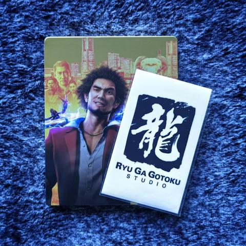 Steelbook gry Yakuza Like a Dragon Day Ichi Steelbook Edition, ma konsole Xbox, oraz naklejka z logiem Ryu Ga Gotoku Studio.