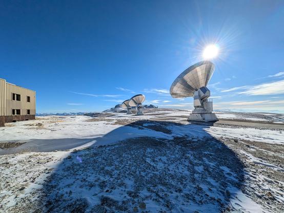 L'Observatoire NOEMA et une partie de ses 12 antennes de 15m de diamètre