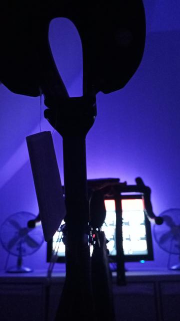 Ein Sattel und Sattelrohr. Am Sattel hängt noch das Produktschildchen. Im Hintergrund ein Regal mit 2 Ventilatoren und einem Fernseher. Die Wand dahinter ist momentan durch Farbwechsel-LEDs lila eingefärbt.