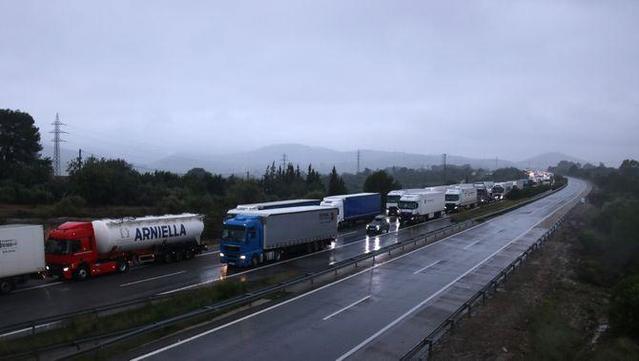 Llargues cues de camions dimecres a l'AP-7 al Montsià, en sentit nord, amb motiu de les restriccions de mobilitat (ACN)