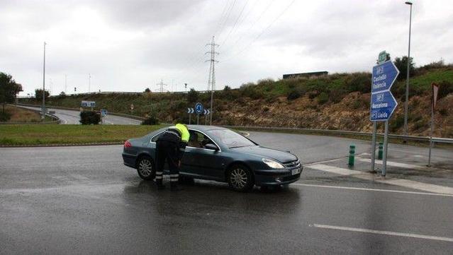 Control policial a l'AP-7 a Tarragona, tallada pel perill de fortes pluges per la dana (ACN/Maria Antònia Mesquida)