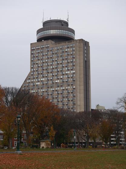 L'hôtel Le Concorde à Québec, à l'architecture brutaliste.