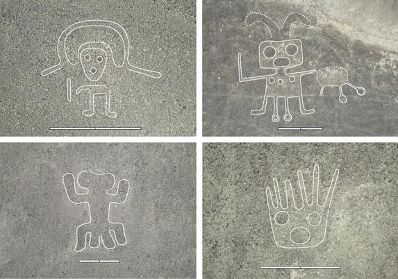 Inquadratura perpendicolare di quattro immagini appartenenti alla tipologia dei disegni tracciati anticamente sulla piana peruviana di Nazca. Nessuno dei soggetti, che ritraggono figure per lo più umanoidi, è riconoscibile come uno dei più famosi animali appartenenti al repertorio del sito.