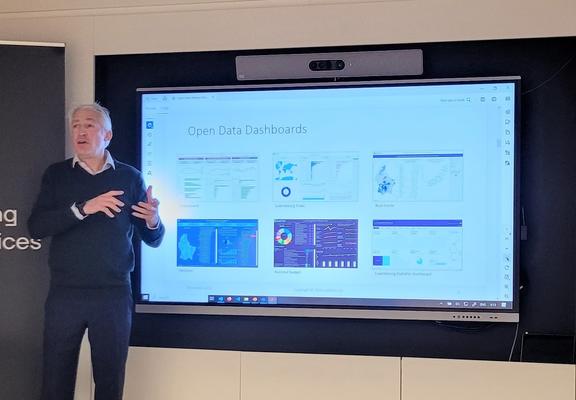 Steve Albrecht qui présente ses dashboards open data
