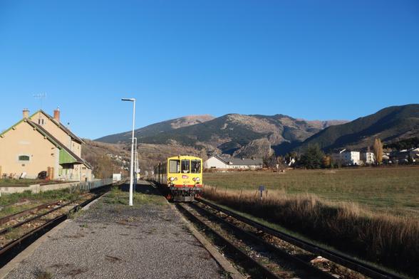 Train Jaune im Bahnhof Saillagousse