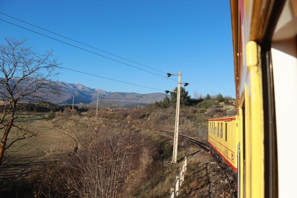 Train Jaune als Kurventrööt und FensterAuf
