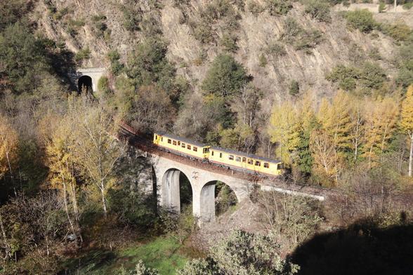 Train Jaune auf einer Brücke mit Morgensonne