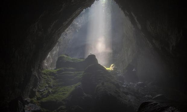 Rayo de sol dentro de la oscura cueva Son Doong en el Parque Nacional Phong Nha-Ke Bang, provincia de Quang Binh, Vietnam (Getty Images/500px Prime)