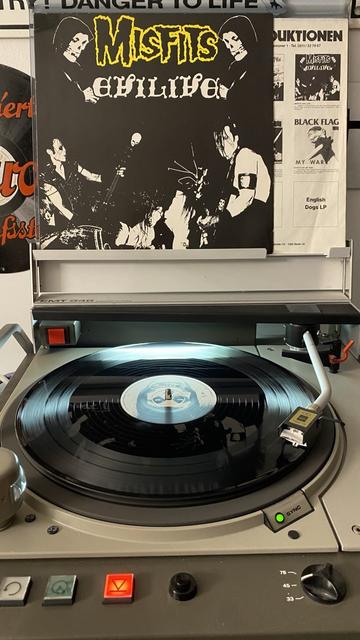 Vinyl 12 Inch „Misfits-Evilive“ auf einem Plattenspieler.