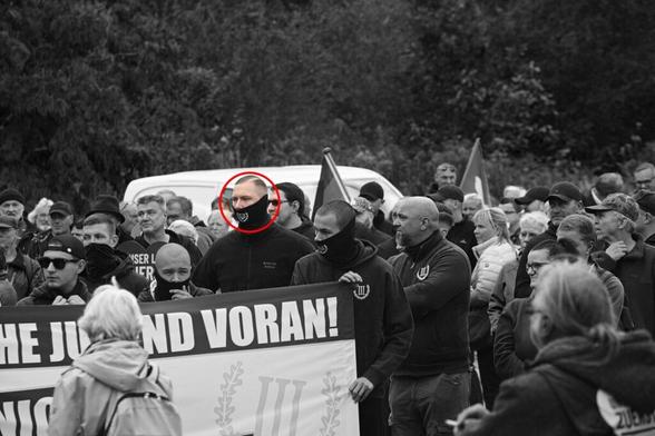 Dominic Kästner mit anderen Teilnehmer*innen vom "Dritten Weg" bei einer AfD Kundgebung am 22.10.2023 in Leipzig. Quelle: Pixelarchiv
