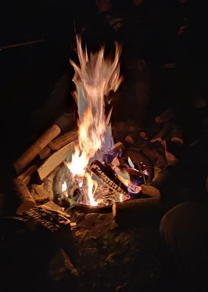 Das Lagerfeuer vor unserem Stammeshaus.
