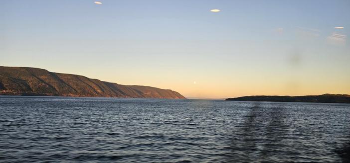 Månnedgång och soluppgång över Mjøsa, sett från ett tågfönster
