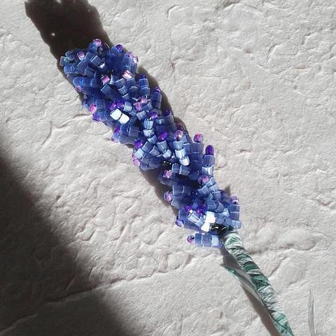 The same perlage technique was used for this lavender flower. The vibrancy comes from the meticulously tiny windings and special beads in different shades of lavender. The lavender colours have a kind of rippled shimmer. Even smaller glass beads are transparent with a purple inner coating.