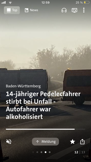 Screenshot von Tagesschau Newsletter.

Bild zeigt eine Straßen Kreuzung im Morgengrauen, leicht sonnig, Zwei Kraftfahrzeuge stehen darauf.

Auf dem Bild steht der Titel der Anzeige:
14-jähriger Pedelecfahrer stirbt bei Unfall - Autofahrer war alkoholisiert.