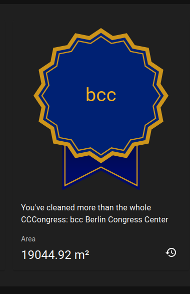 eine (computergenerierte) blaue Auszeichnungs Rosette mit goldenem zickzack Rand mit dem text "bcc" aufgedruckt. Darunter der text "You've cleaned more than the whole CCCongress: bcc Berlin Congress Center" und der Flächenangabe 19044.92m²