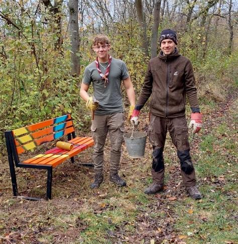 Rover vor der ersten neuen Bank.