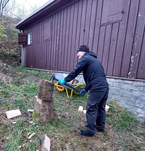 Der Kassenwart beim Holzhacken.