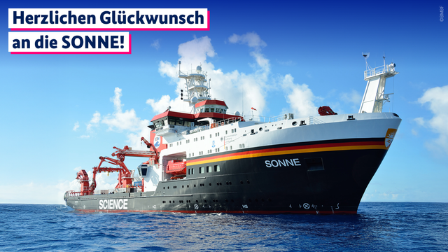 Das Bild zeigt das Forschungsschiff SONNE. Die Bildaufschrift lautet: Herzlichen Glückwunsch an die SONNE!
