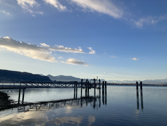 langer Steg, der  in den Bidensee ragt, morgens in Lochau