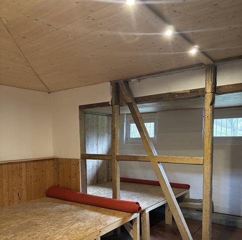 Schlafraum jetzt mit Deckenbeleuchtung.