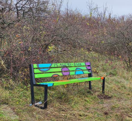Bunte Bank im Grünen.