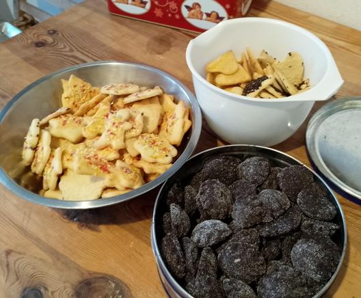 Dosen und Schalen mit frisch gebackenen Plätzchen