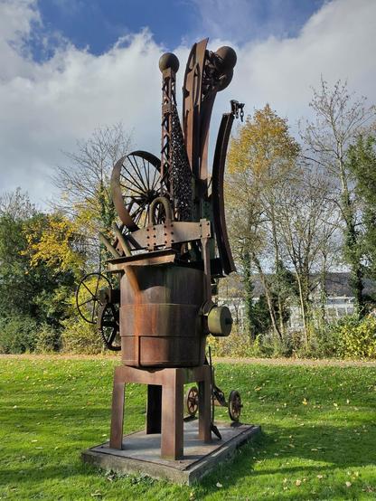 Die gleiche Skulptur von der anderen Seite.