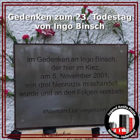 an einer wand eine gedenkpatte aus edelstahl, ringhers sind diversen blumen angebracht:
Aufschrift:
Im gendekan an ingo Binsch, der hier im kierz, am 5. noveber 2001, von drei neonazis misshandelt wurde und an den folgen verstarb.

#niemand ist vergessen